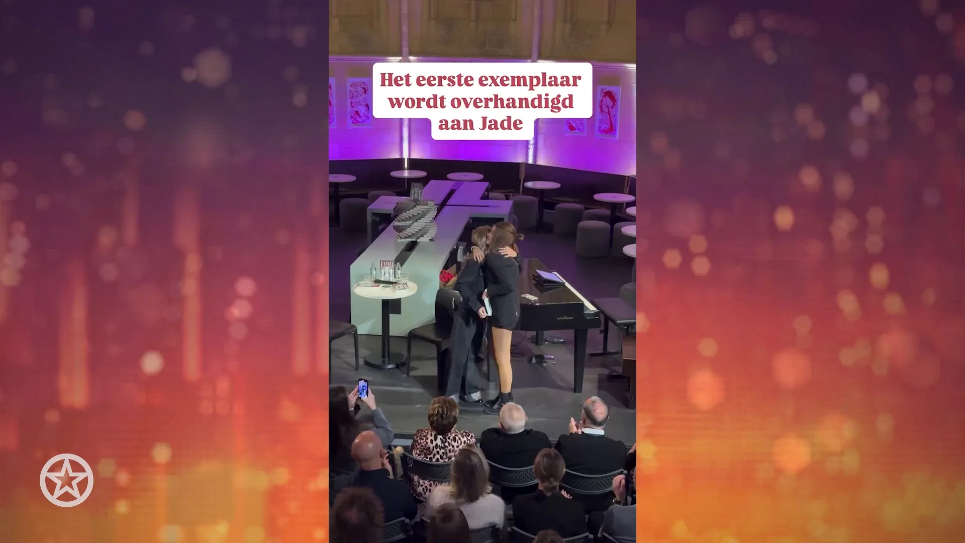 Jade Kops ontvangt het eerste exemplaar van het boek van Emma Kok