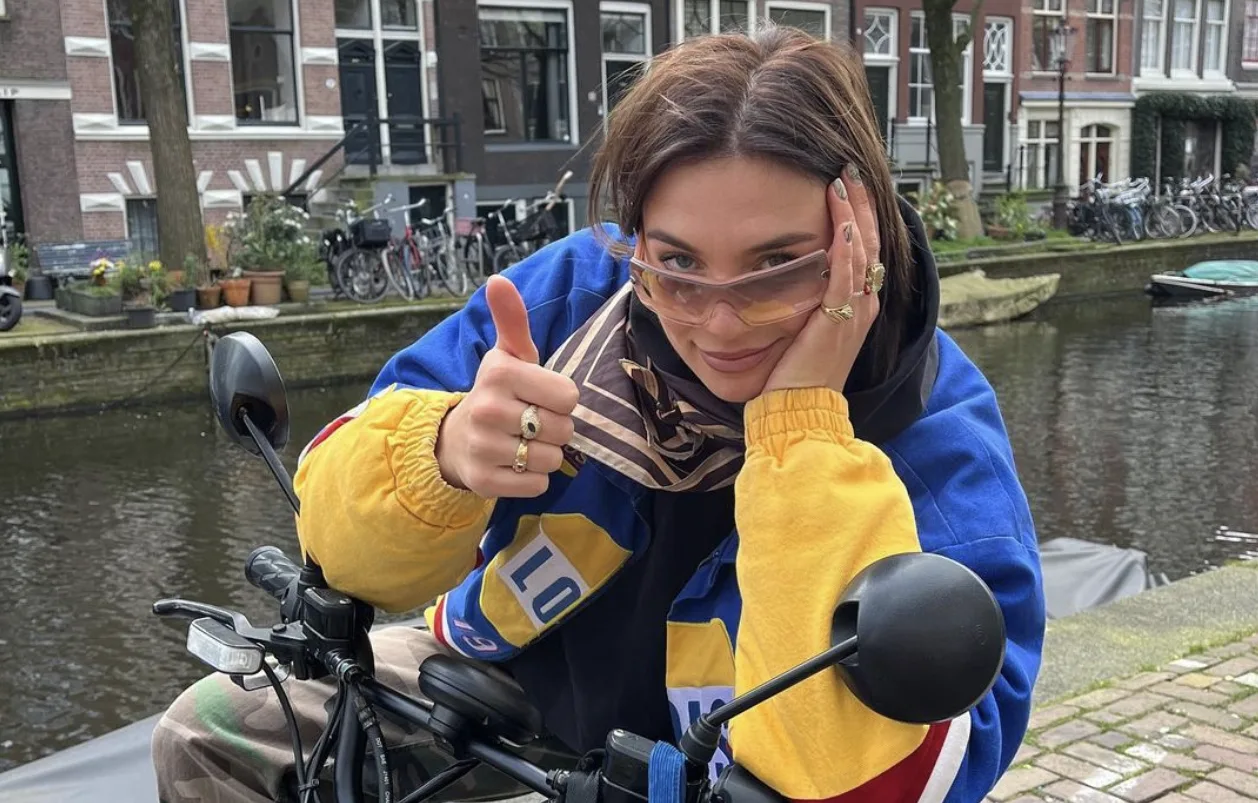 Opnieuw nieuwe look voor zangeres Maan