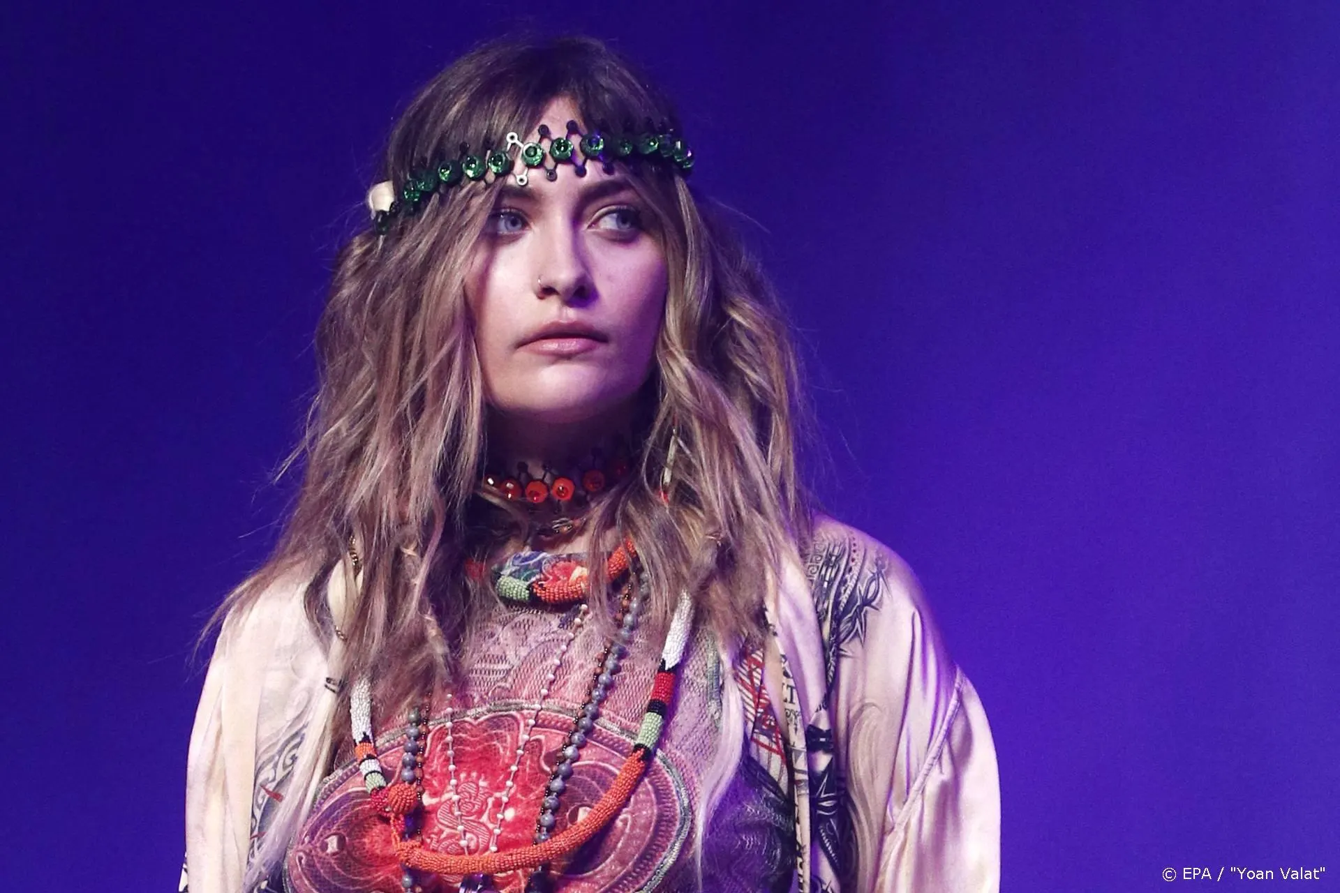 Paris Jackson zet thuis tatoeage bij zichzelf