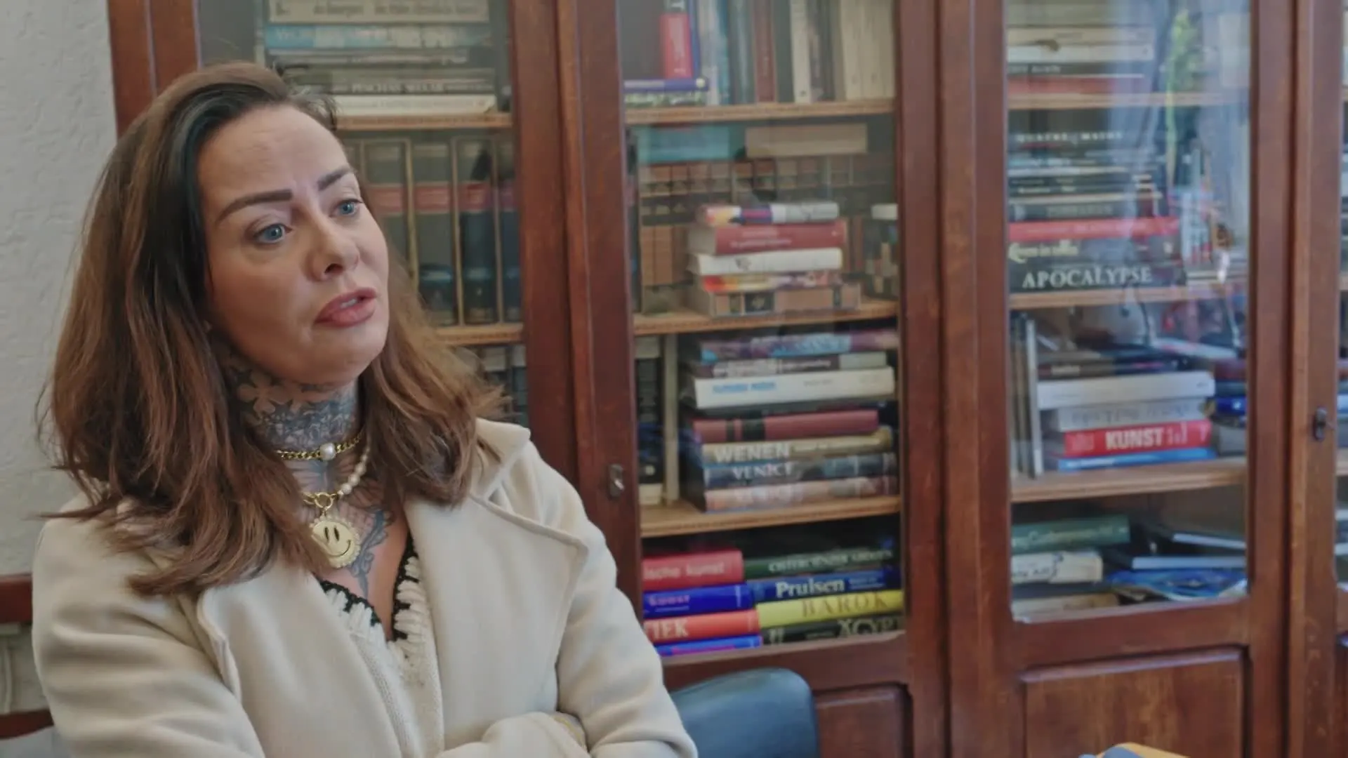 Wendy geeft feedback op bronzen beeld Peter in Massa is Kassa.