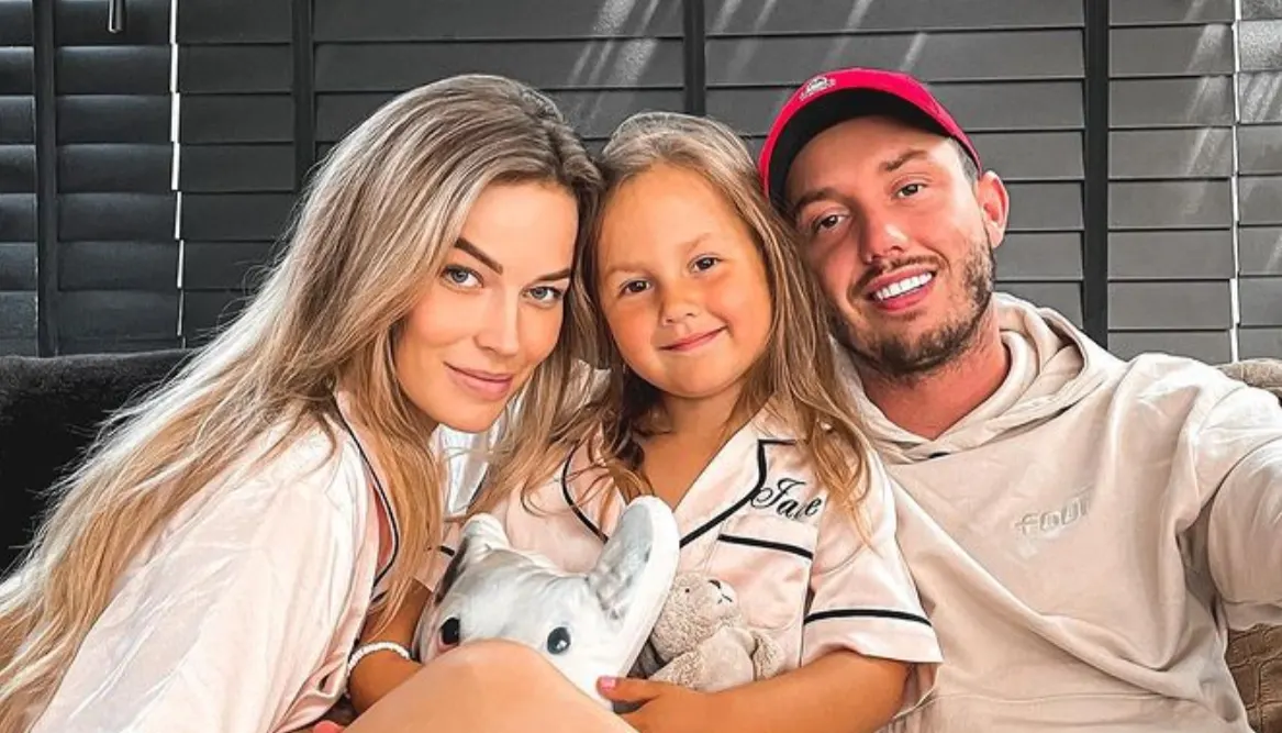 Vriendin Djarno Hofland showt babybuik