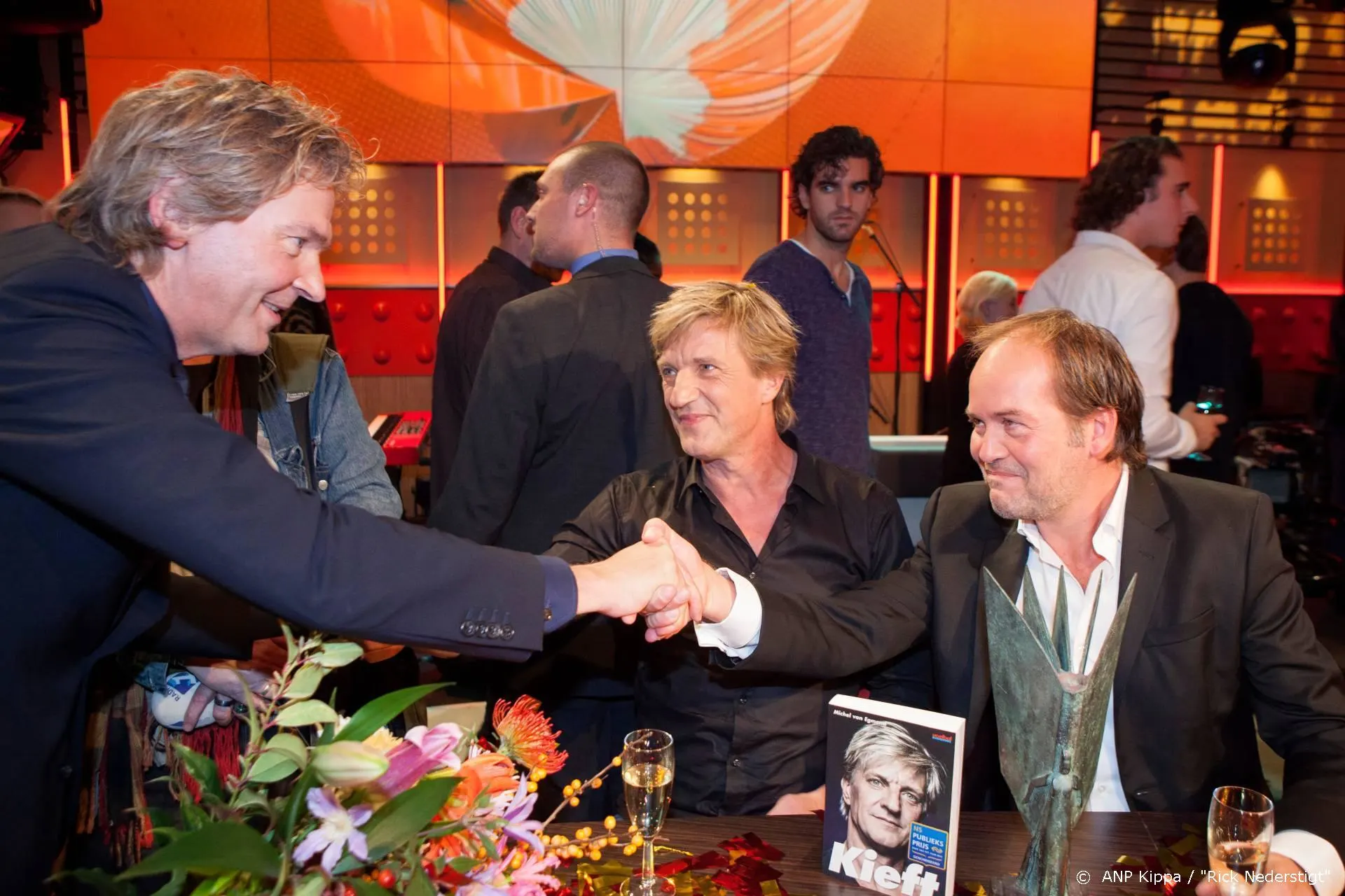 Matthijs schudt toch nog handen in DWDD