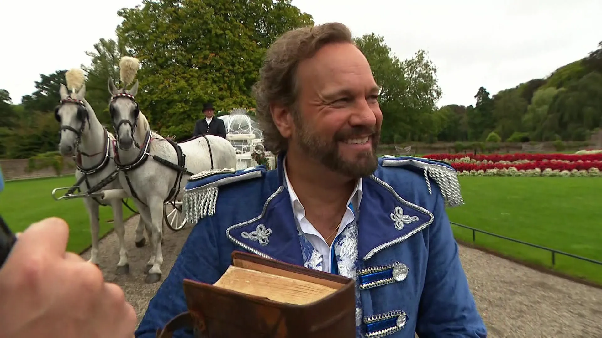 Fred van Leer als boze zure stiefmoeder in kerstshow