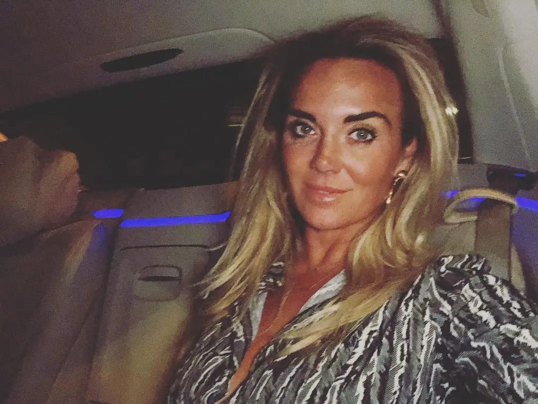 ZIEN: Monique geniet van avond uit met de meiden