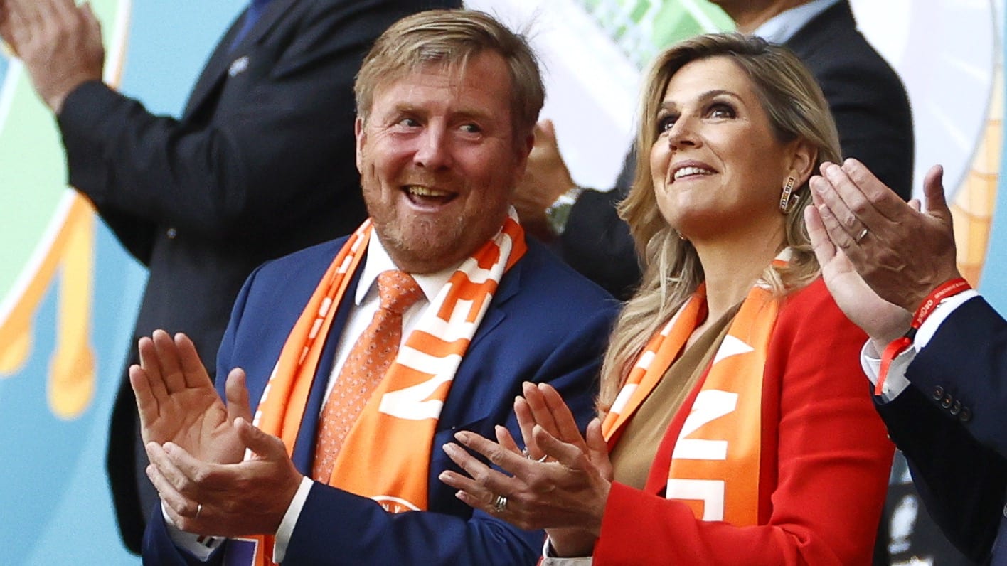 ZIEN: Willem-Alexander en Máxima supporten Oranje
