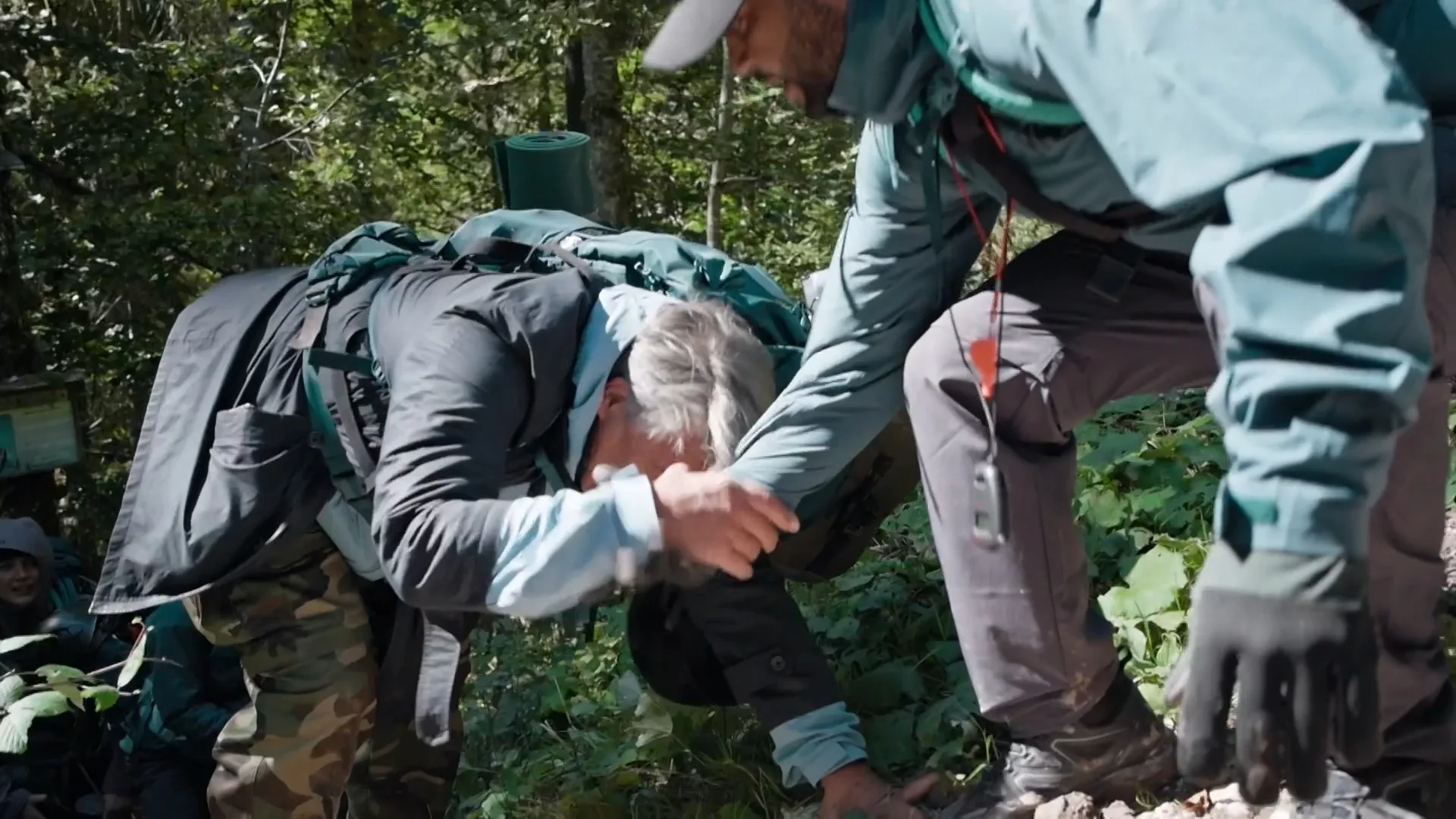 Worstelende Emile Ratelband geholpen door gehele groep