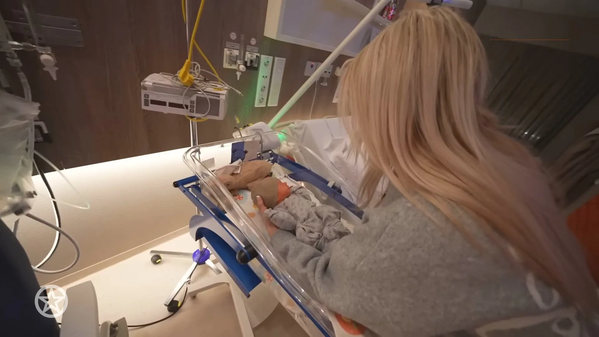 Gio en Lynn laten voor het eerst hun kindje zien