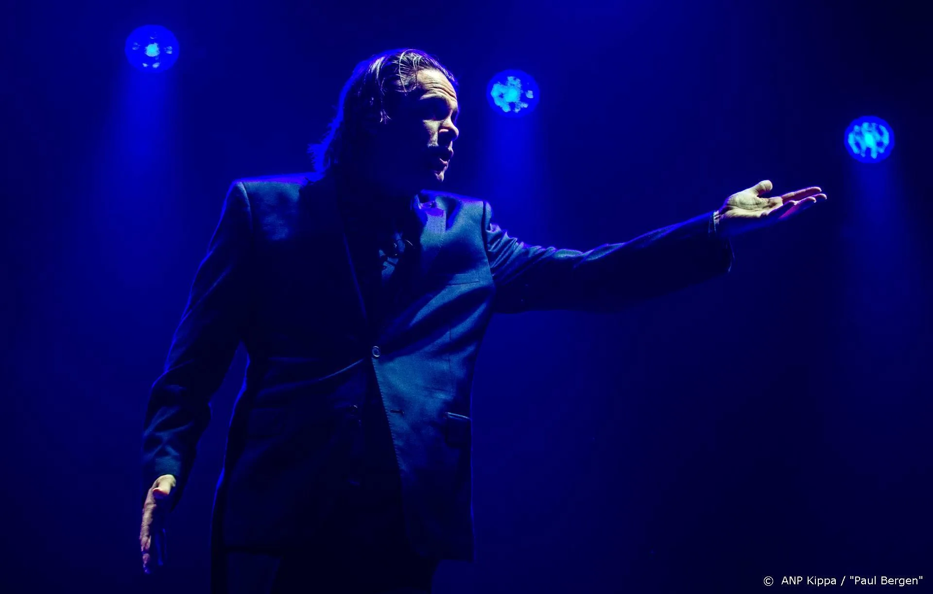 Hans Teeuwen maakt coronaconference