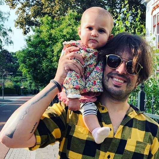 Waylon verbaast zich over dochtertje Teddy