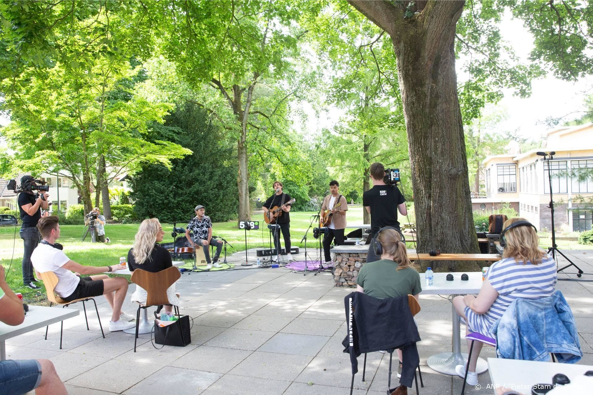 Nielson geeft concert op terras van Radio 538