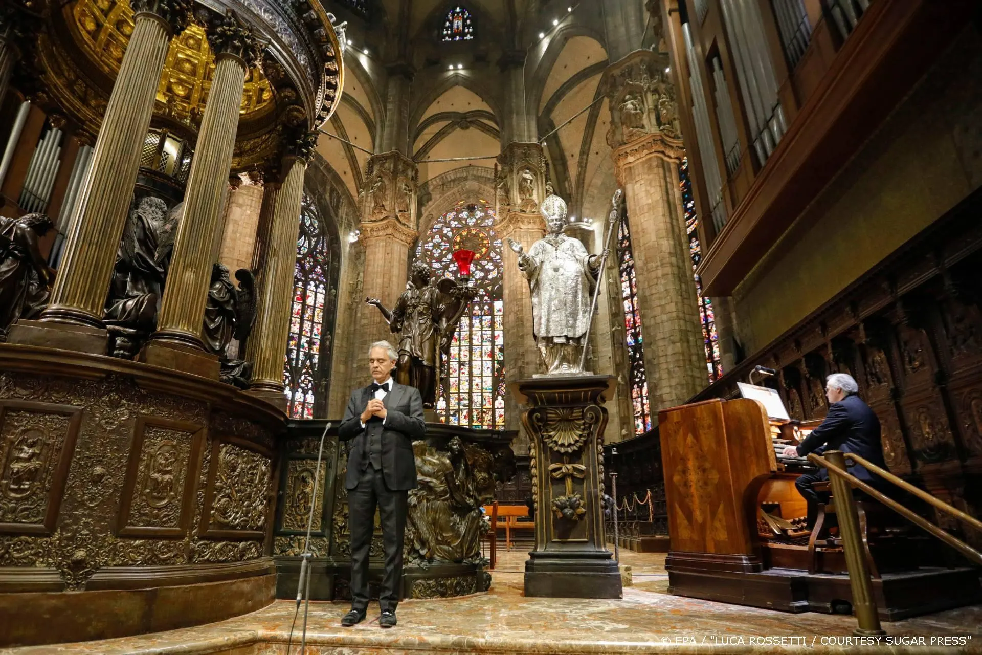 Miljoenen mensen kijken naar optreden Bocelli in lege kathedraal