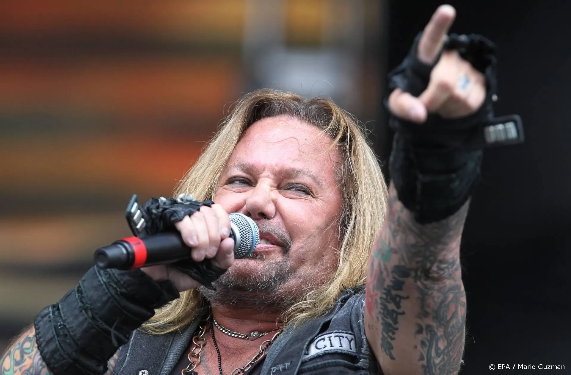 Vince Neil breekt ribben bij val van podium