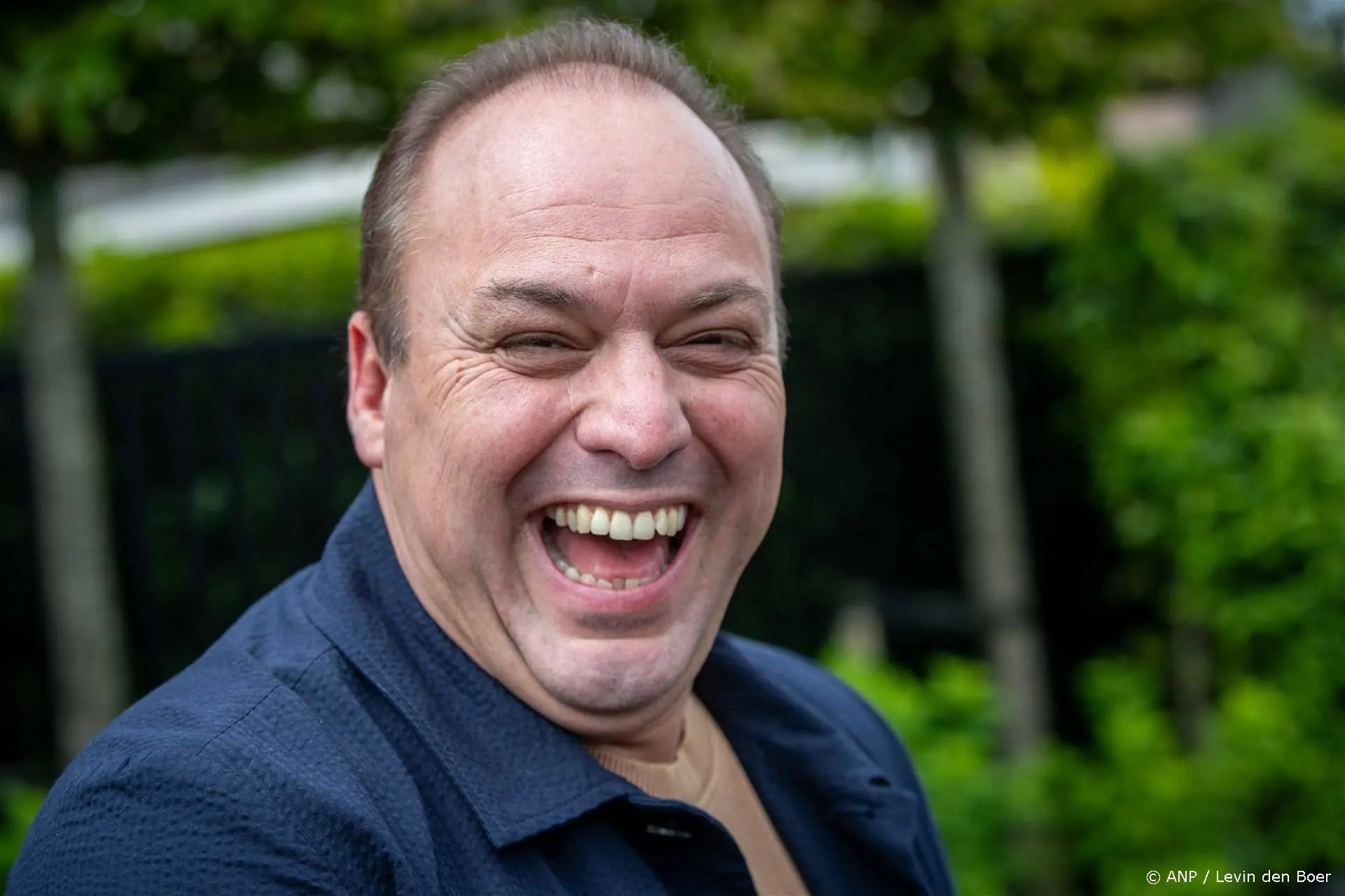 Zien: Frans Bauer krijgt slappe lach door aandoenlijke fan