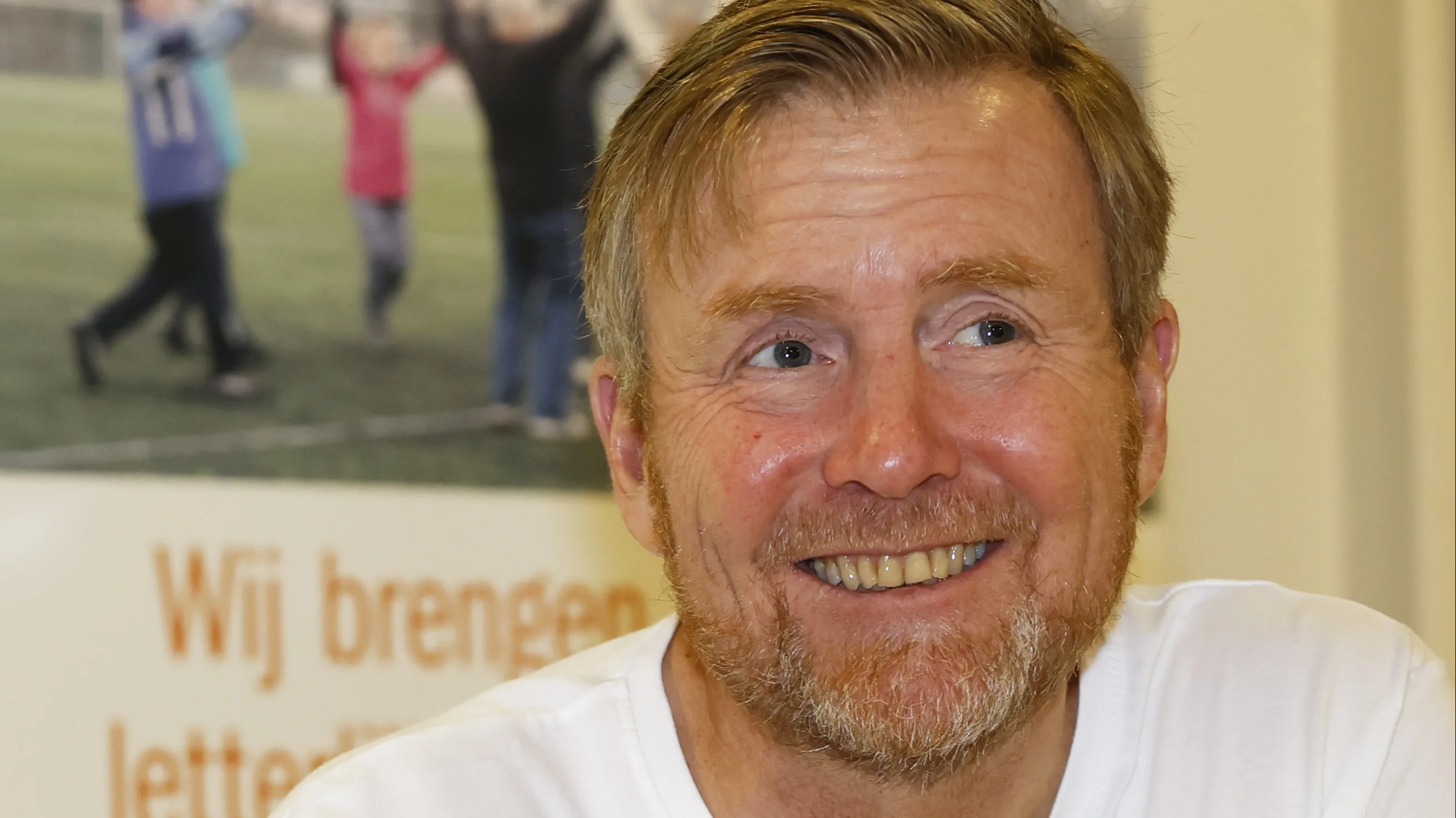 Koning duikt op hilarische wijze op in Amsterdam