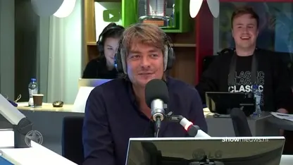 Met wie zal Frank 's ochtends vroeg de wekker zetten?