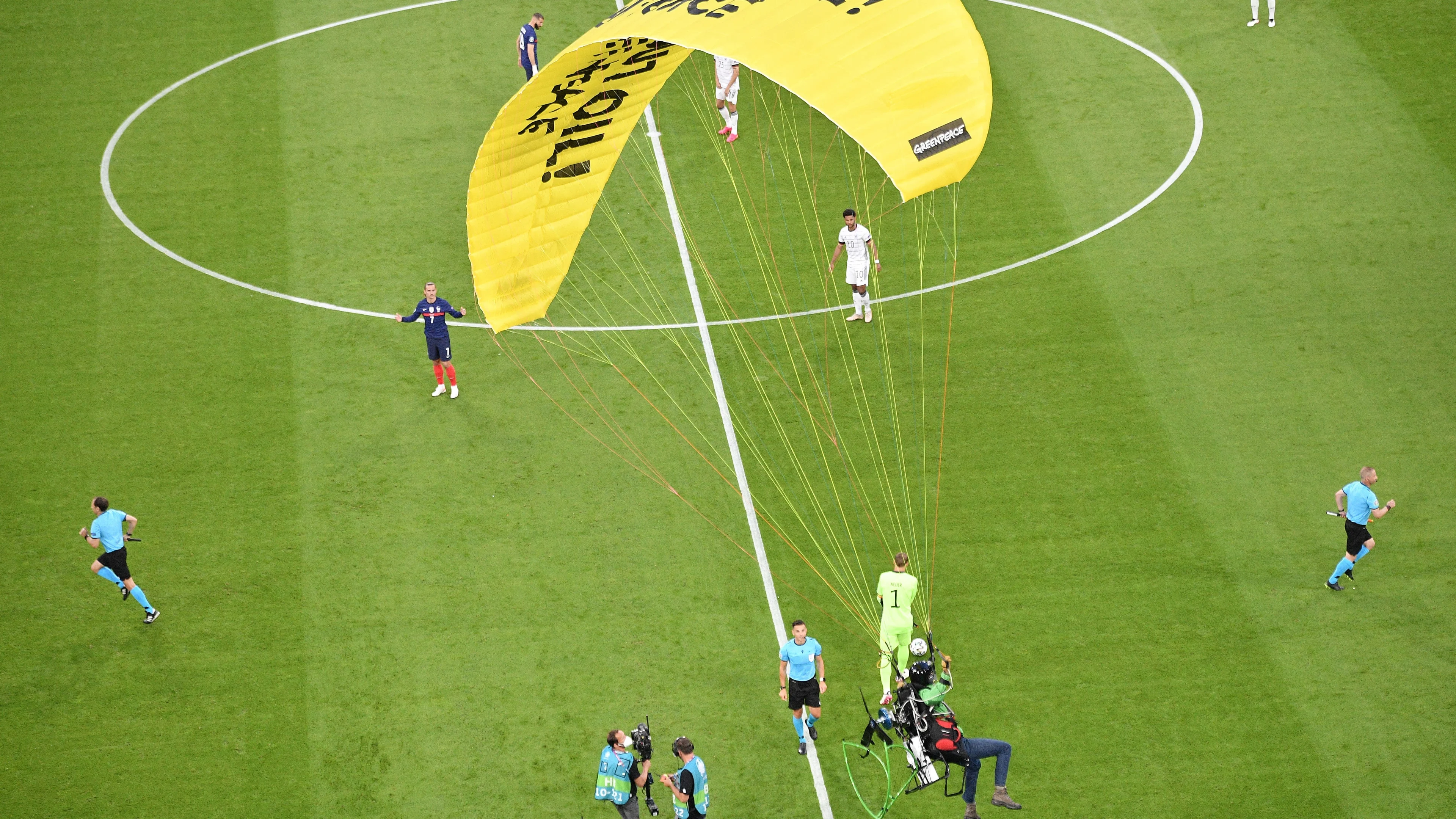 Bizar incident vlak voor aftrap EK-duel Duitsland en Frankrijk