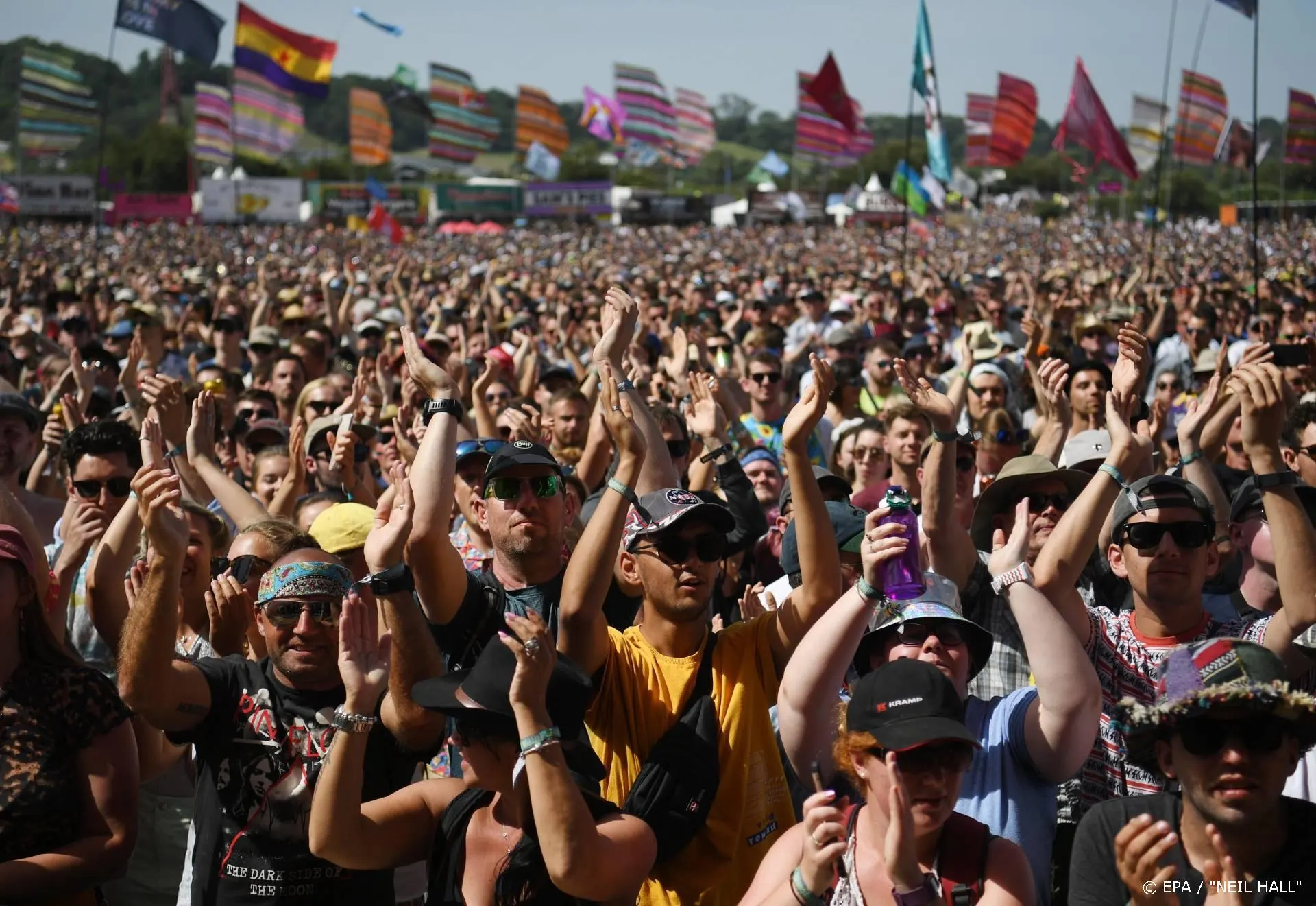 Glastonbury monitort situatie coronavirus