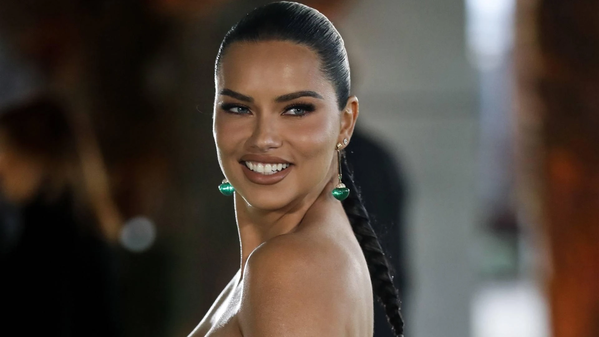 Topmodel Adriana Lima aan de slag voor voetbalbond FIFA
