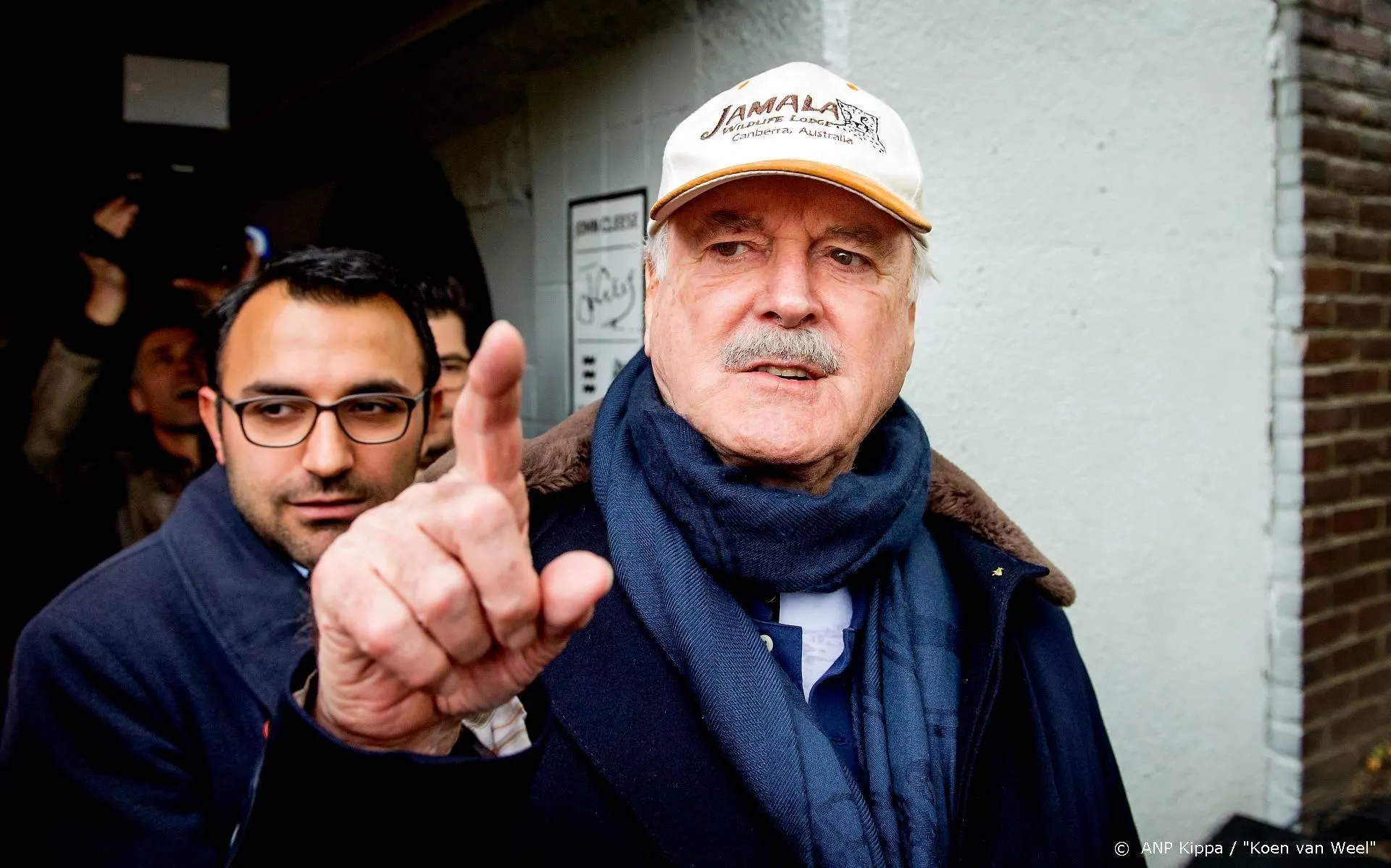 John Cleese ruziet met Amerikanen over wapenverkoop door corona