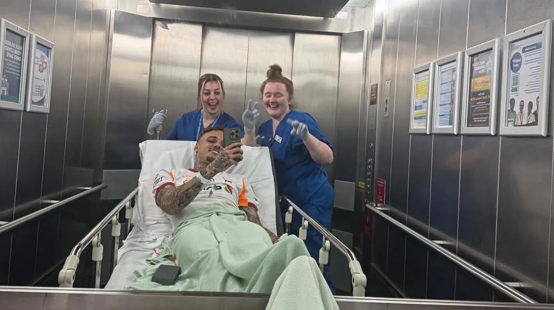 Noa Lang deelt ziekenhuisupdate na drama op het veld: 'Shit happens'