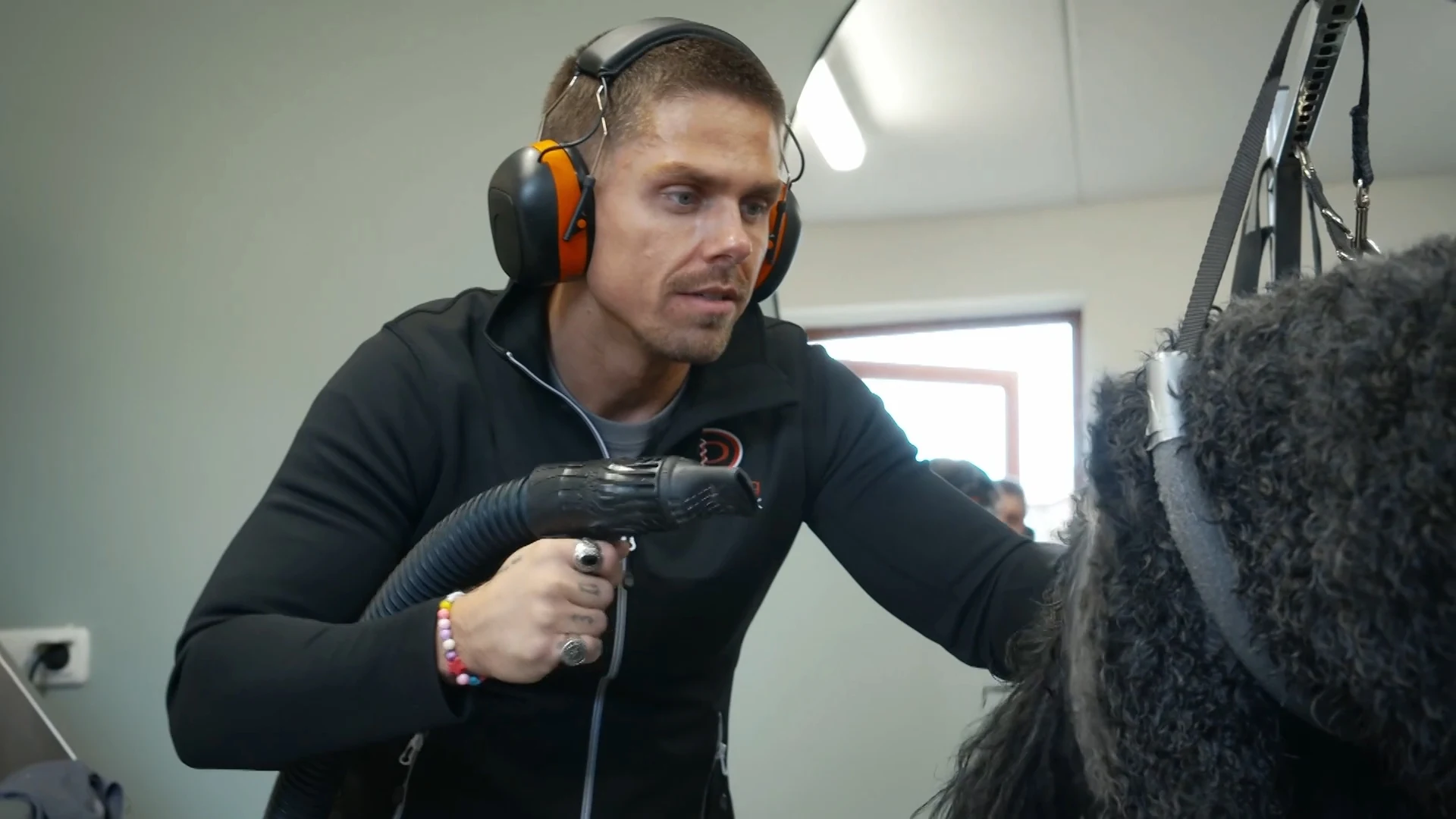 André en Mart werken zich in het zweet in trimsalon