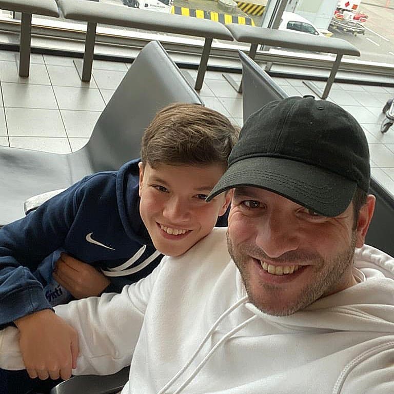 Rafael van der Vaart kan eindelijk Damián in armen sluiten