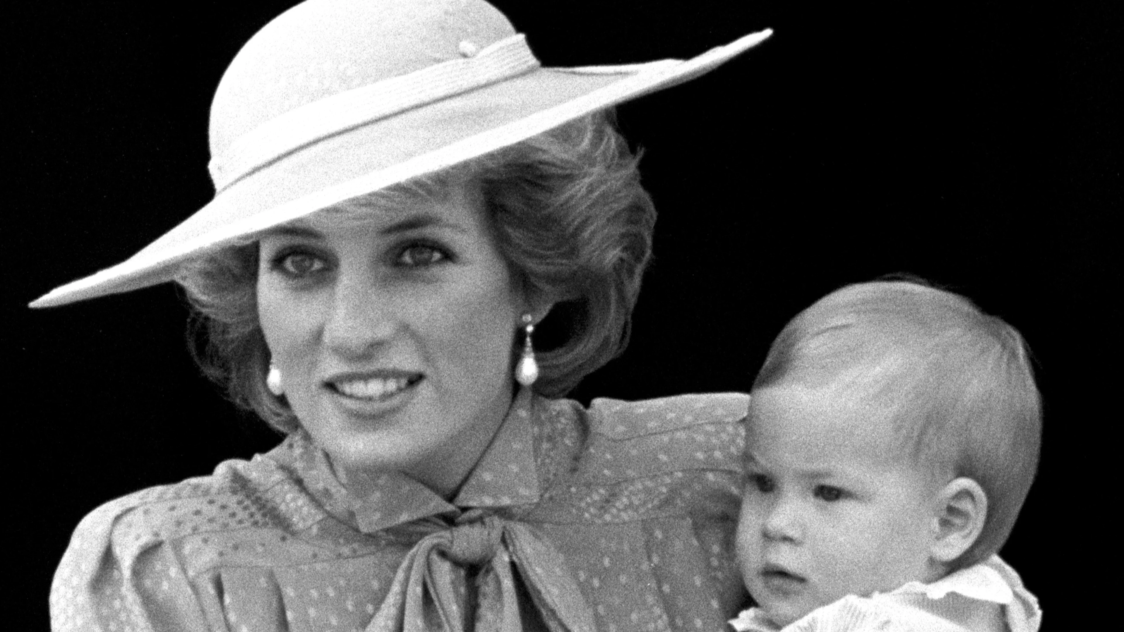 Harry schrijft over verlies Diana