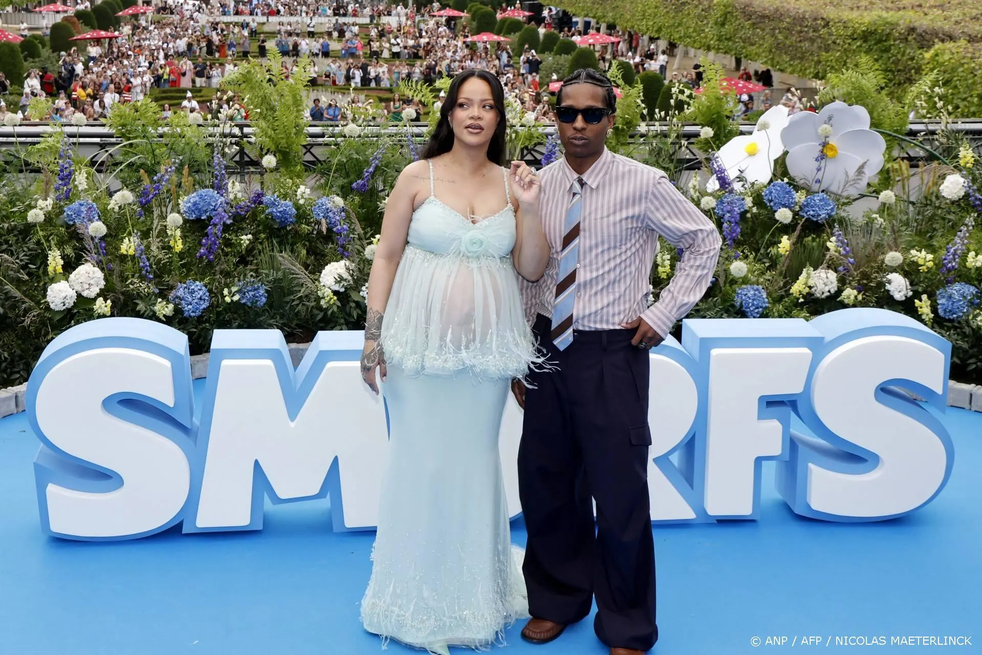 Rihanna straalt met babybuik op smurfenblauwe loper