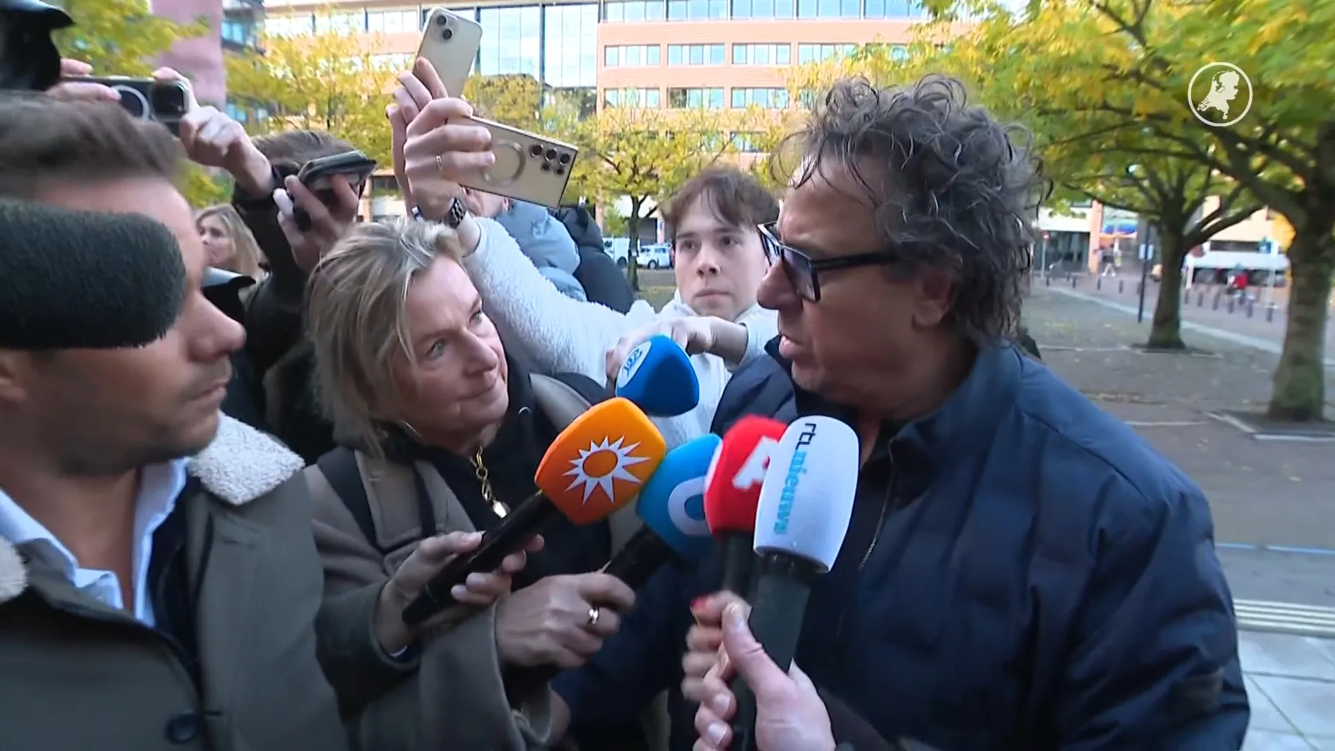 Marco Borsato komt aan bij rechtbank: 'Ben me kapotgeschrokken van de eis'