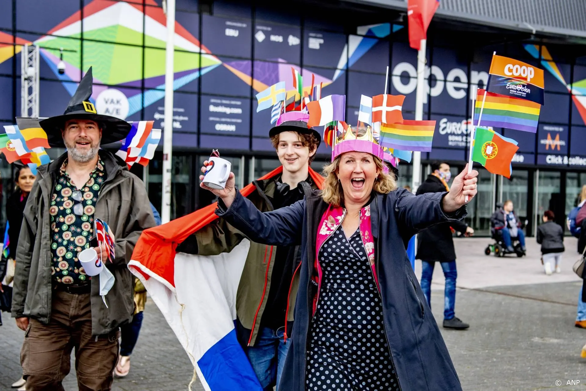 Songfestivalfans in de rij voor grote finale