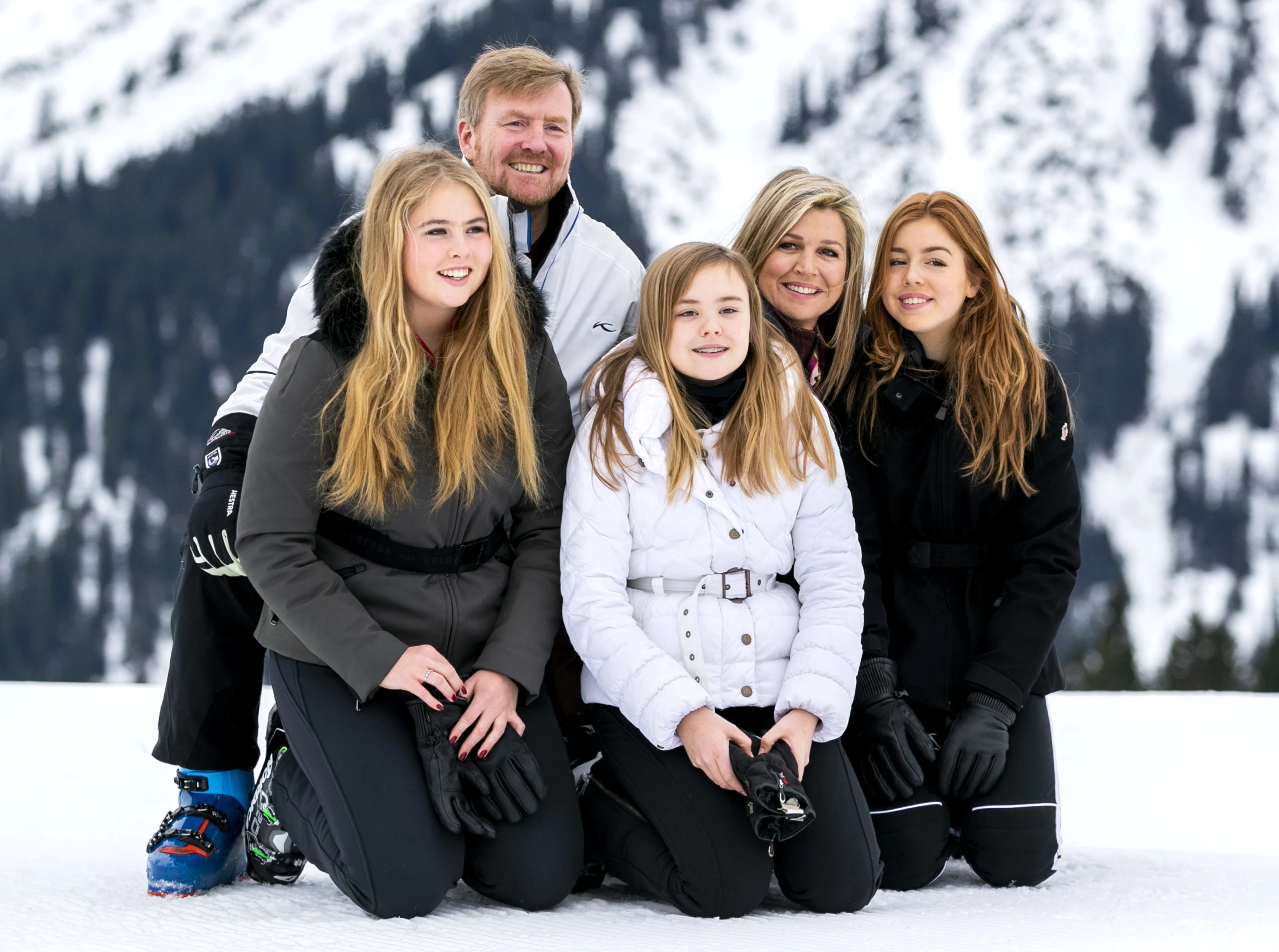 Koninklijke familie klapt voor zorgmedewerkers