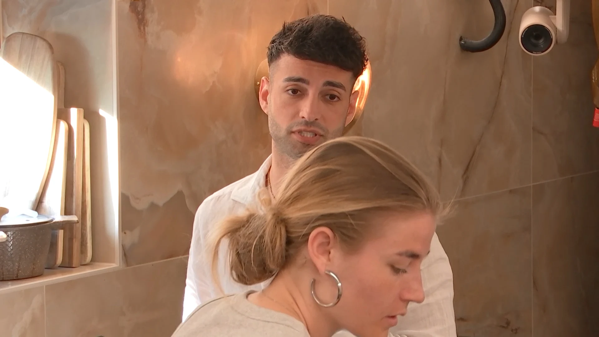 Anouk loopt weg tijdens verhitte discussie met Salar