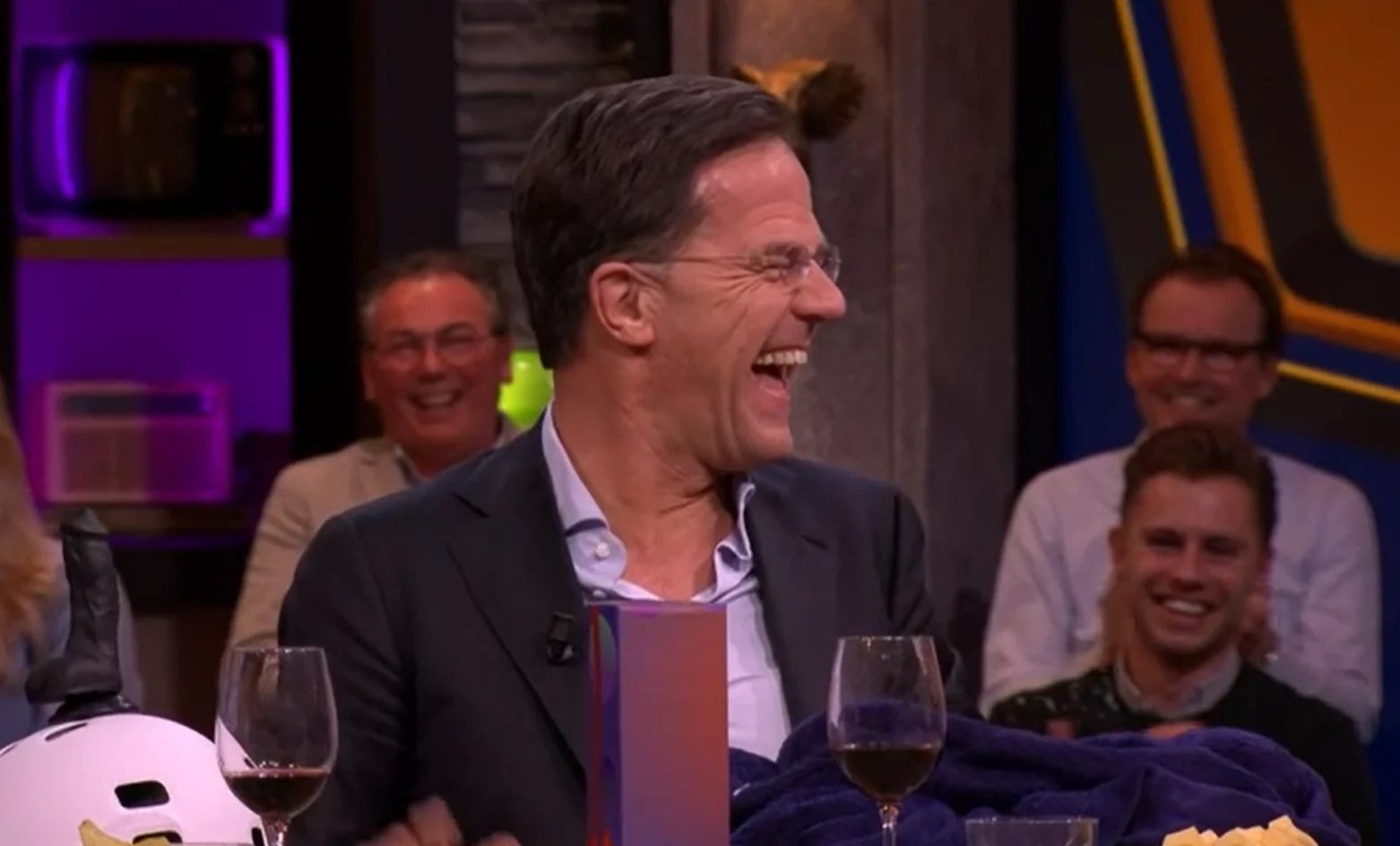 Mark Rutte krijgt dildo cadeau: 'Hoe ga ik dit uitleggen?'