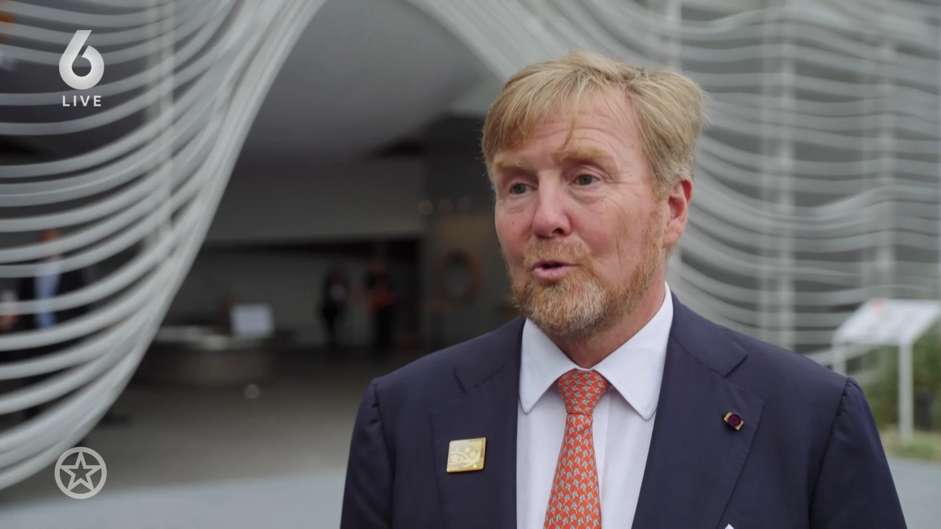 Koning Willem-Alexander deelt subtiele sneren naar bepaalde wereldleiders