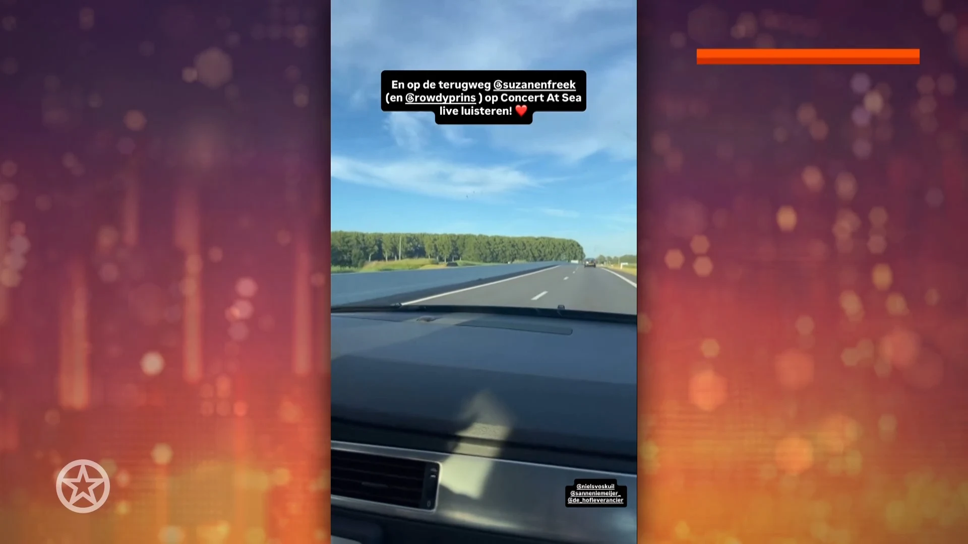 Hannah Mae volgt het optreden van Suzan en Freek vanuit de auto