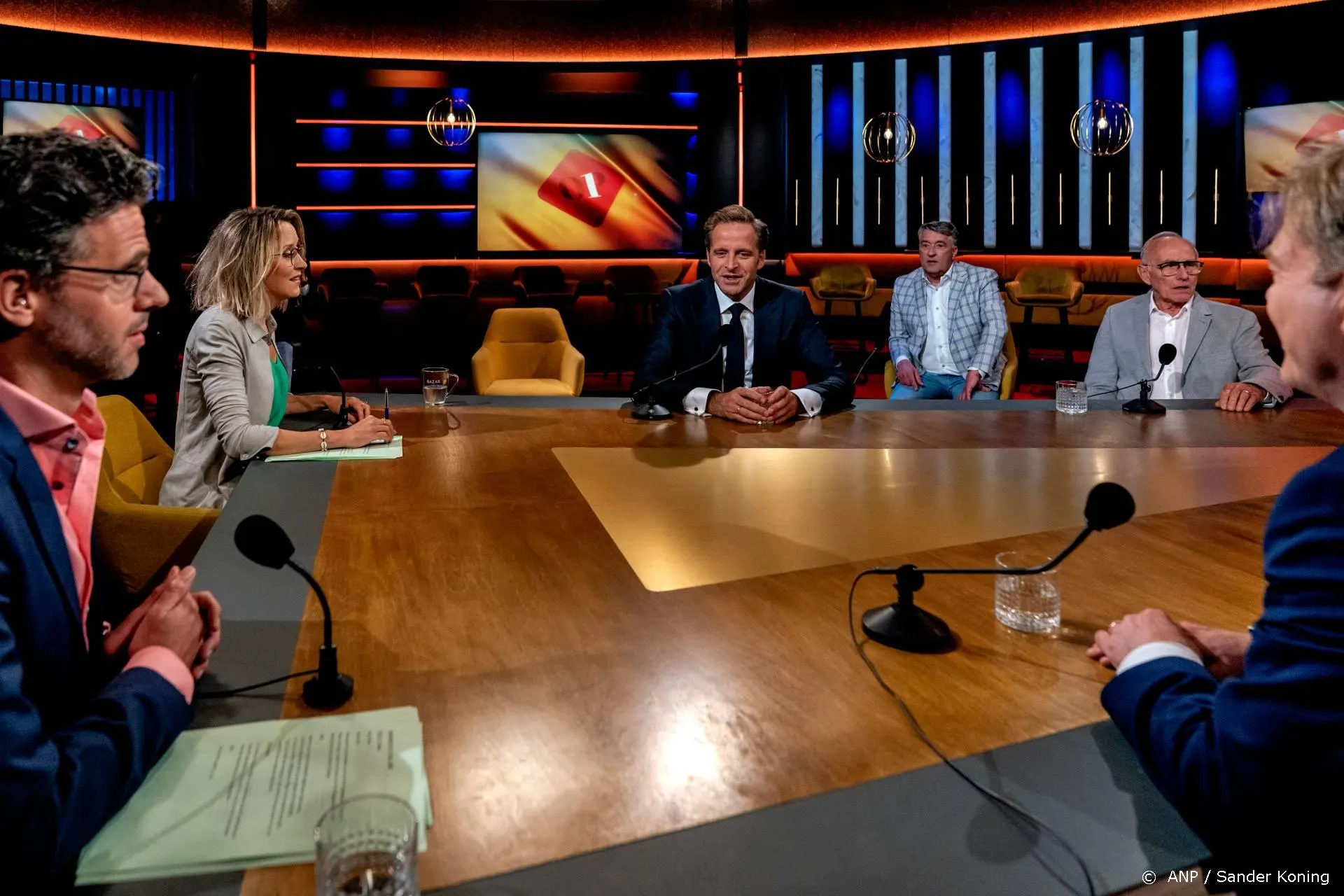 Zo gaan talkshows om met de avondklok
