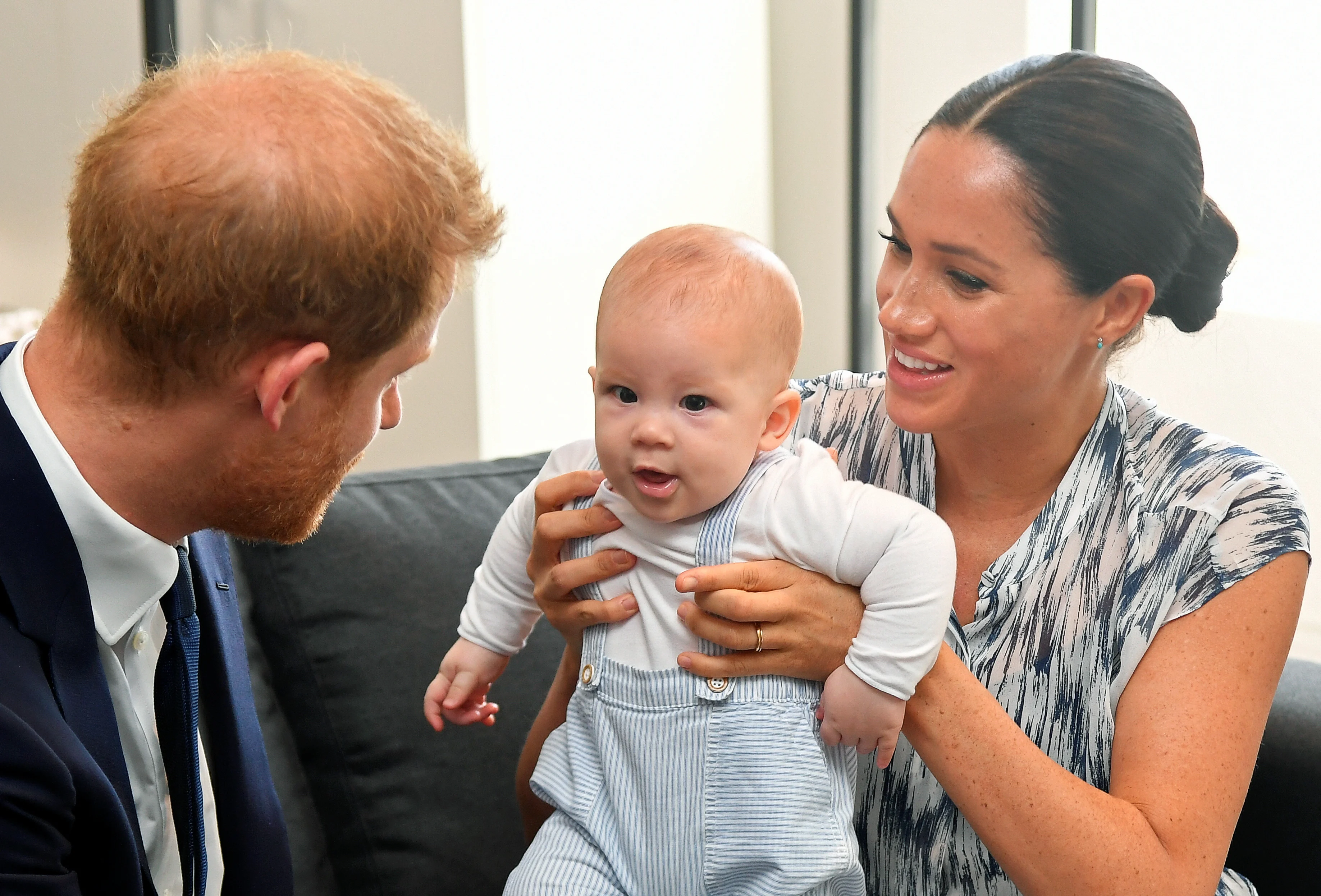 ZIEN: Meghan leest Archie voor op verjaardag