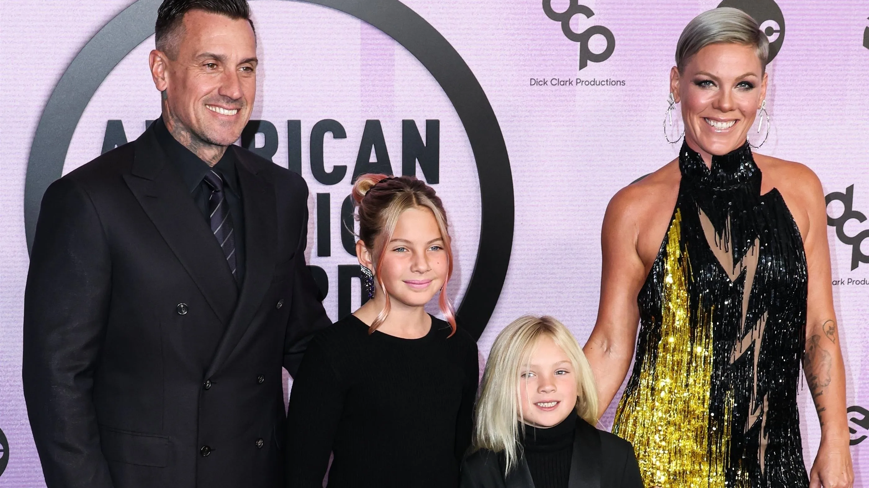 ZIEN: Dochter P!nk zingt sterren van de hemel