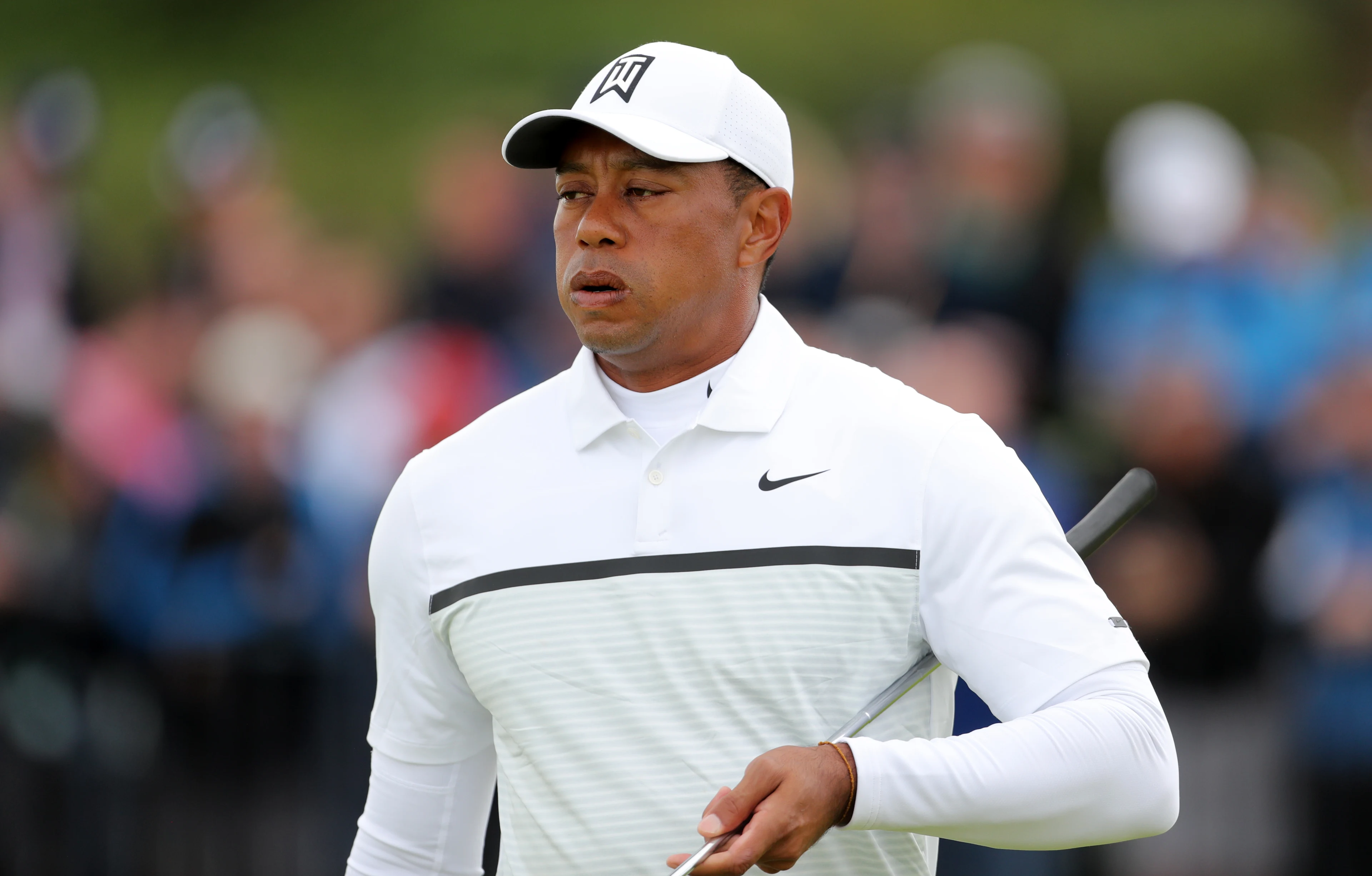 Tiger Woods zwaargewond bij ernstig auto-ongeluk
