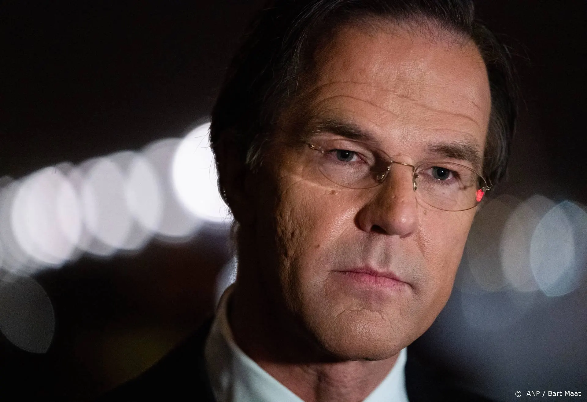 Premier Rutte verlost van coronakapsel