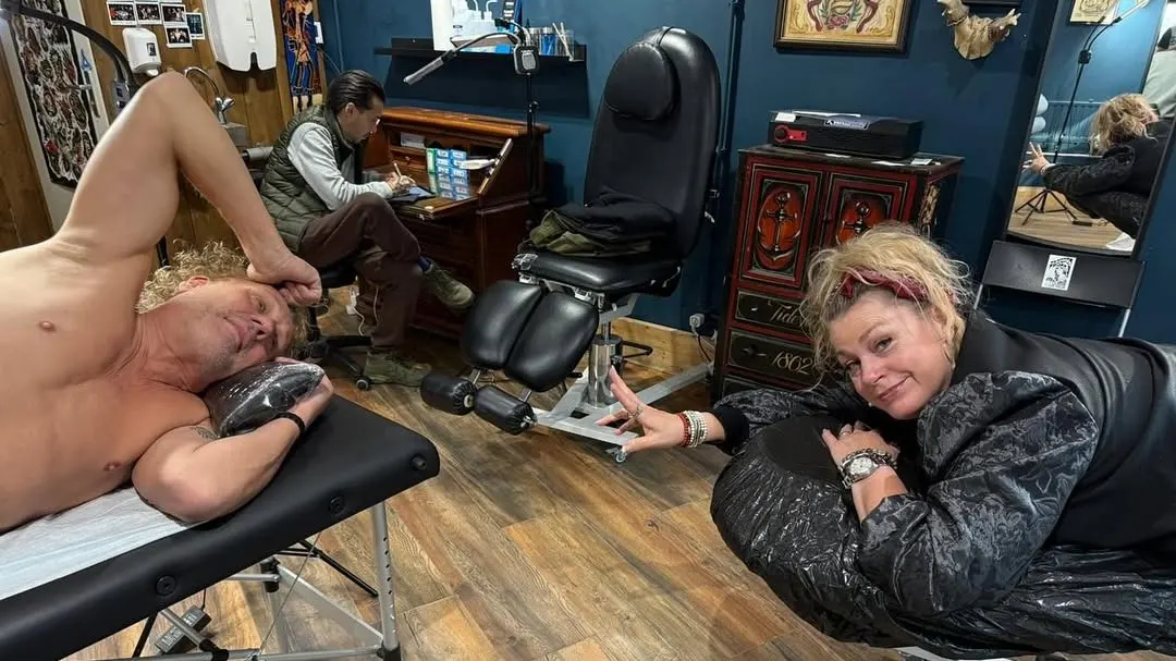 Kees van der Spek zet tattoo met oud-mol-kandidaten