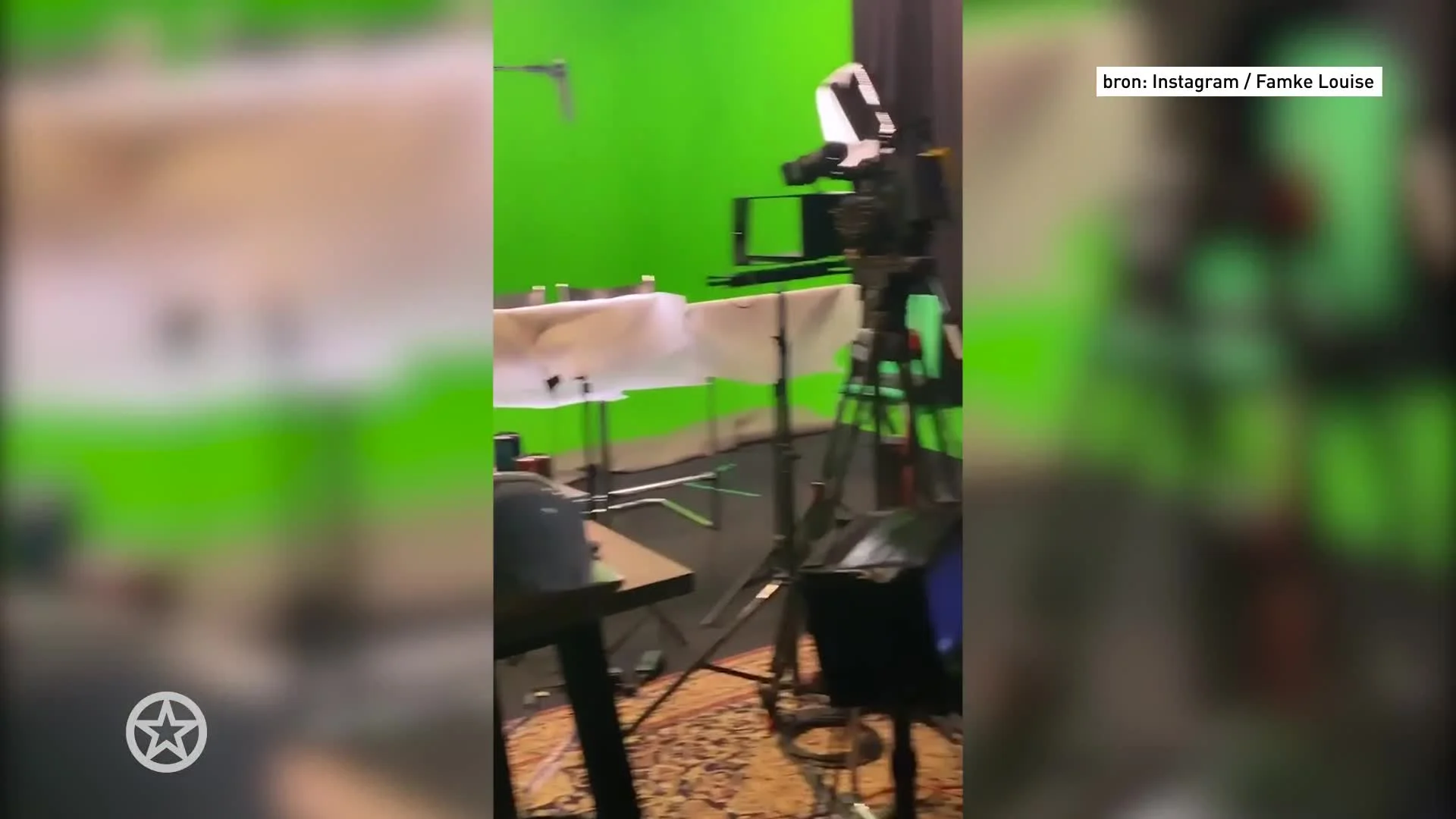 Famke Louise laat babybuik zien