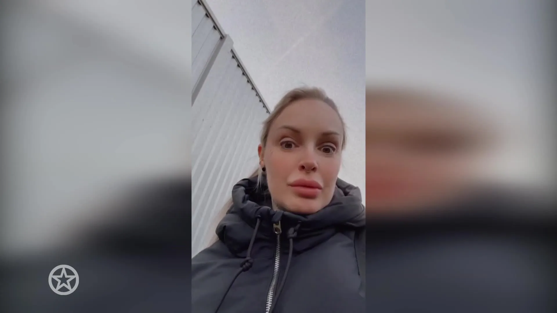 Pommeline laat gezichtstattoo zetten