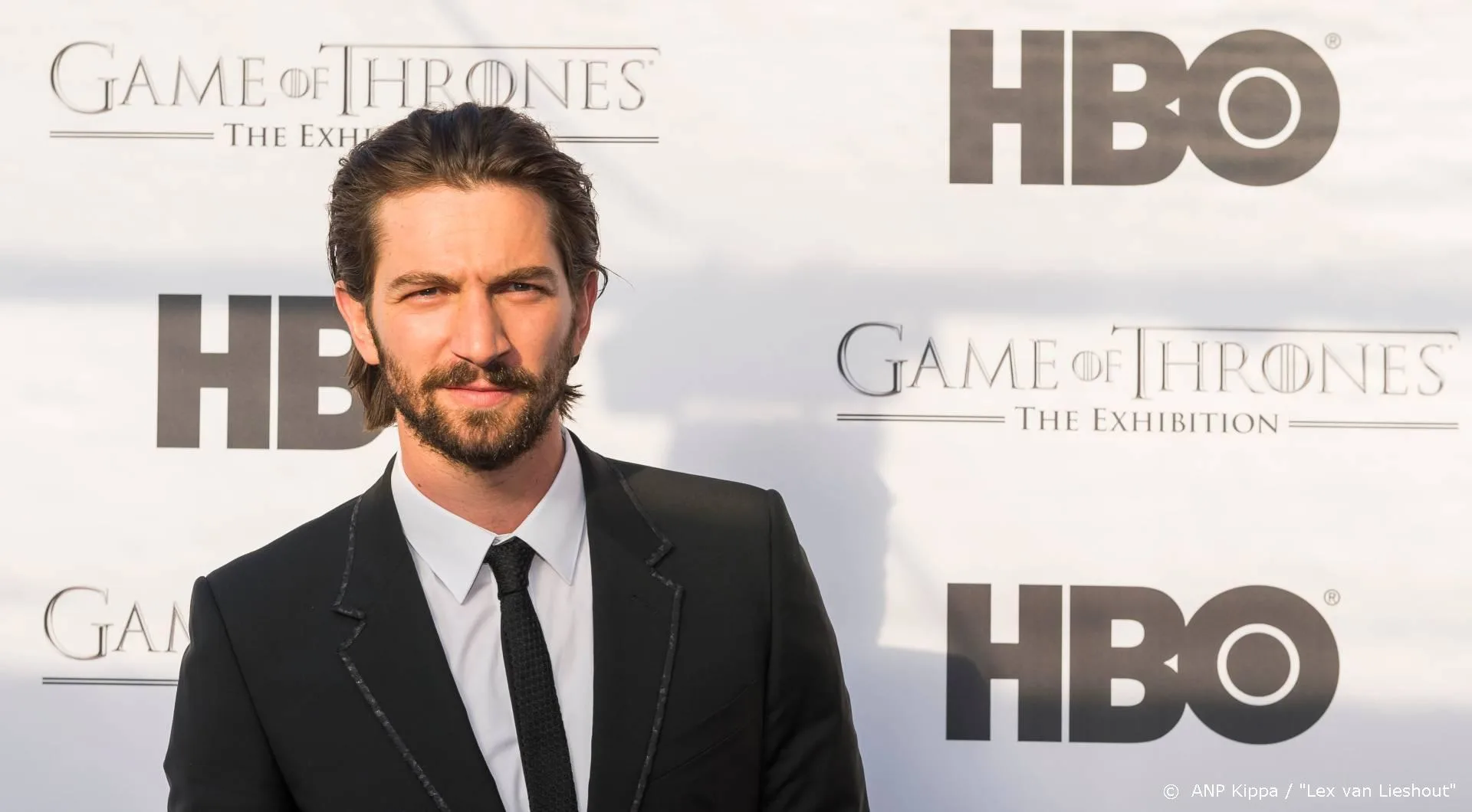 Michiel Huisman verraste alle actrices met bloemen op set