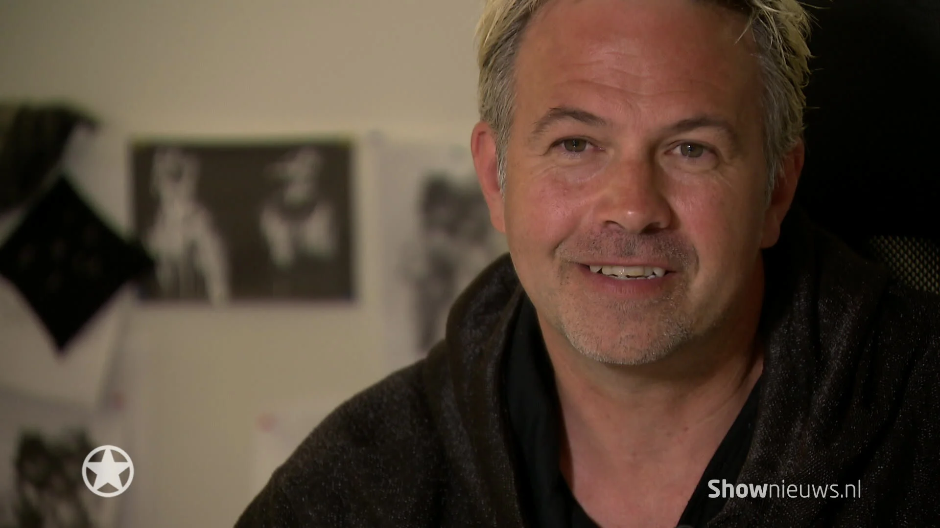 Tony tekent voor de outfit van Waylon