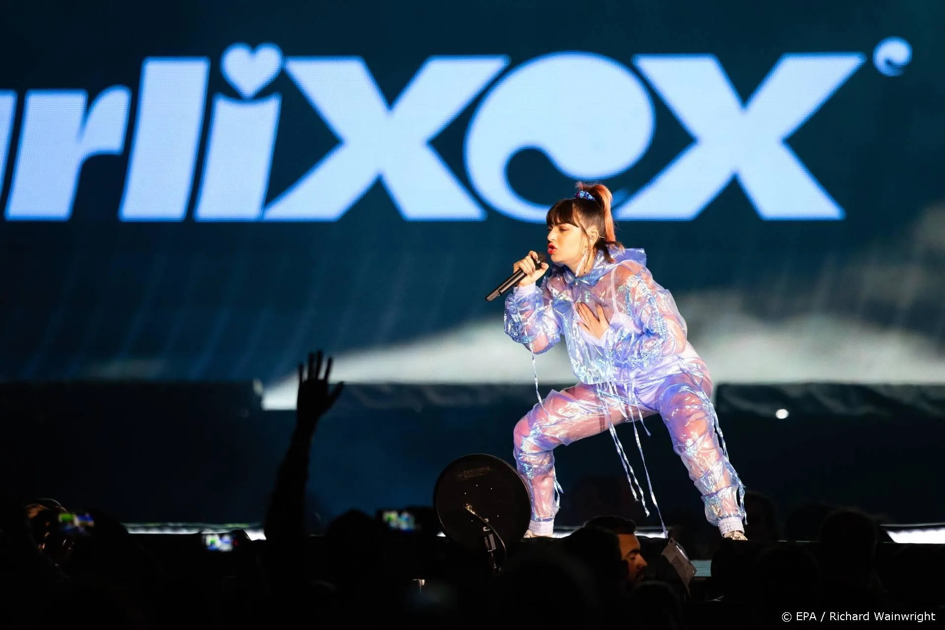 Contactverbod voor fan die in jacuzzi Charli XCX sprong