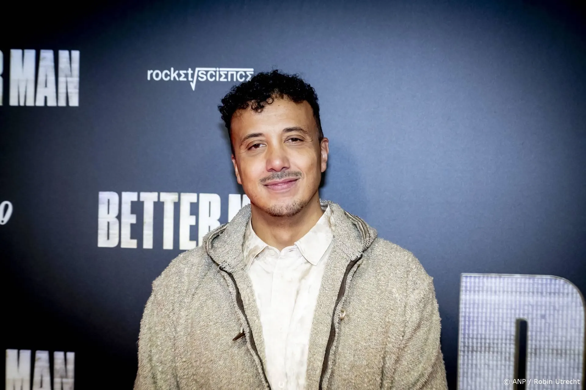 ZIEN: RTL Boulevard-presentator maakt flinke smakkerd