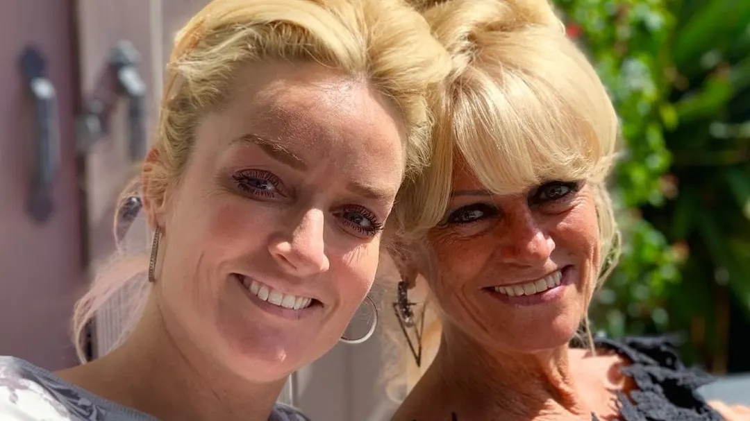 Samantha Steenwijk zet jarige moeder in het zonnetje