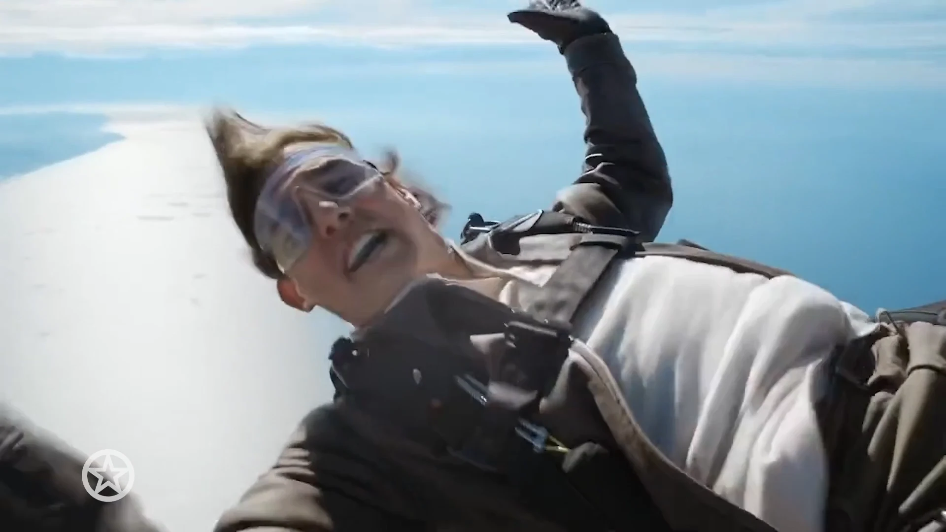 Tom Cruise springt uit vliegtuig