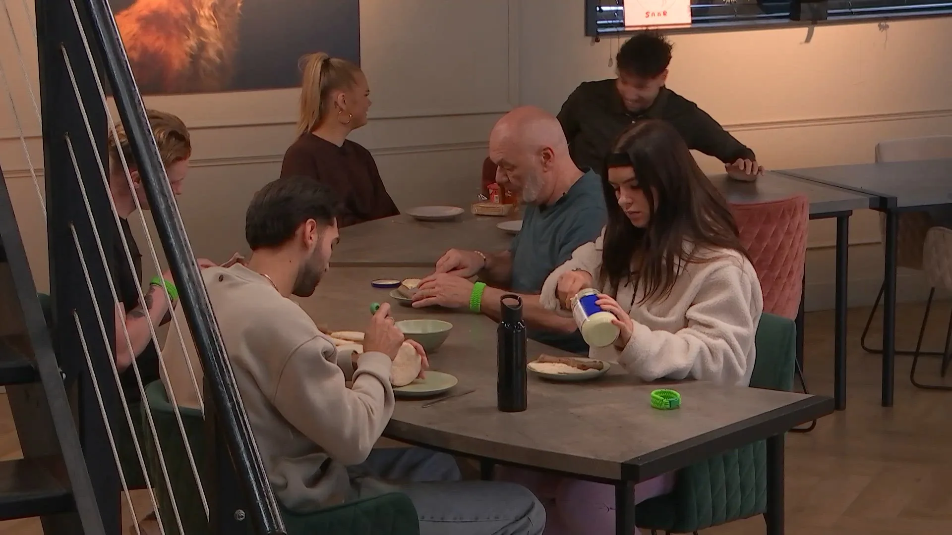 Roxy neem een broodje mayonaise met frikandel (De Bondgenoten)